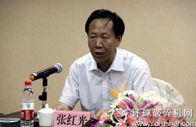 哈密地區(qū)行署副專(zhuān)員張紅光介紹哈密地區(qū)招商情況