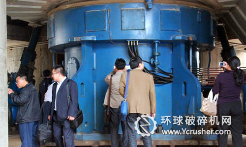 在蕪湖海螺日產12000噸生產線現場考察立式減速機運行情況