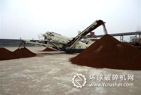 特雷克斯南方路機(jī)683履帶移動(dòng)式篩分設(shè)備正在篩分高溫度和高粘度鐵礦