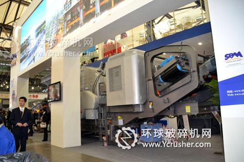 世邦機器展示的履帶式液壓移動破碎站設(shè)備