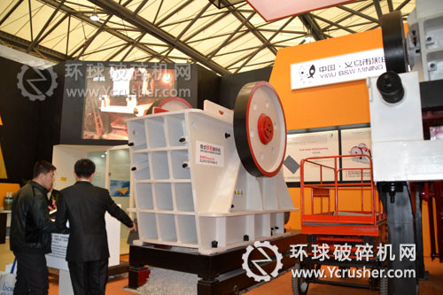 黑白礦機(jī)工作人員在寶馬展為客戶(hù)介紹顎式砂粉破碎機(jī)