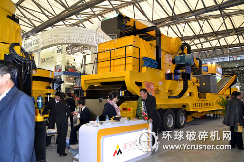 上海東蒙機械展示的輪胎式移動破碎站設(shè)備