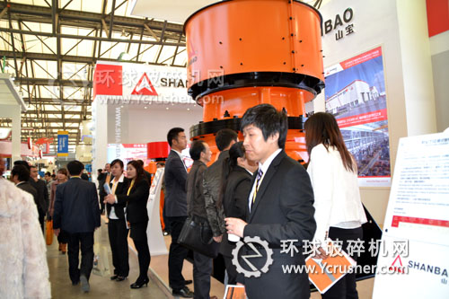 上海寶馬展上客戶在參觀上海山寶破碎機產(chǎn)品
