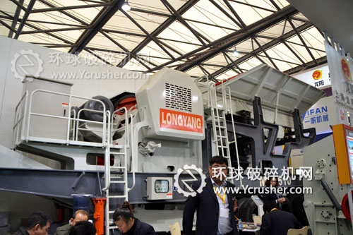 上海龍陽機(jī)械展示的移動破碎站設(shè)備
