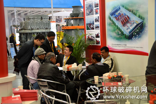 參展客戶詢問大宏立破碎機(jī)設(shè)備