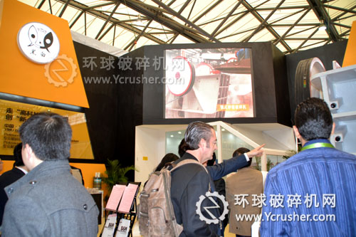 上海寶馬展義烏黑白礦機(jī)破碎機(jī)產(chǎn)品吸引不少中外客戶(hù)
