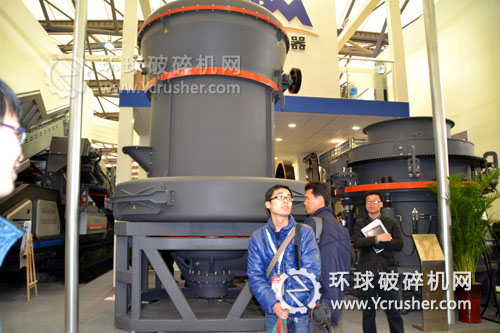 世邦機器展示的立式磨粉機設(shè)備