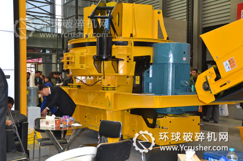 東蒙機械立式?jīng)_擊式破碎機設(shè)備