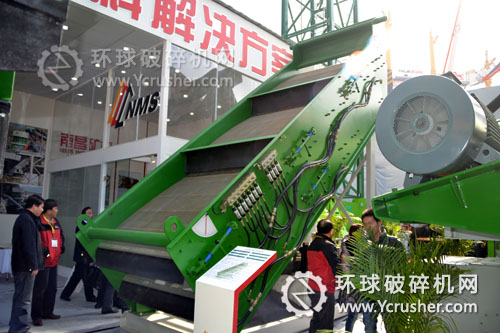 南昌礦機(jī)在2012寶馬展上展示的HFS系列液壓高頻篩設(shè)備