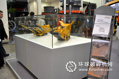 斯泰克（STRIKER）展示的JM1310履帶移動式顎式破碎機(jī)設(shè)備和SC207履帶移動式振動篩分設(shè)備