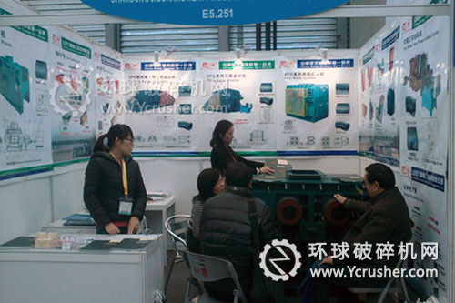 九昌重工向客戶介紹四輥三破破碎機