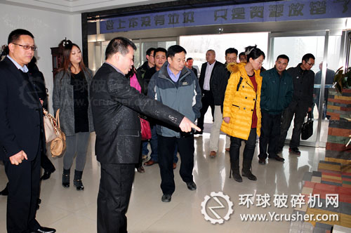 與會(huì)領(lǐng)導(dǎo)們參觀建筑垃圾生產(chǎn)的新型磚，并對(duì)磚的性能進(jìn)行測(cè)試