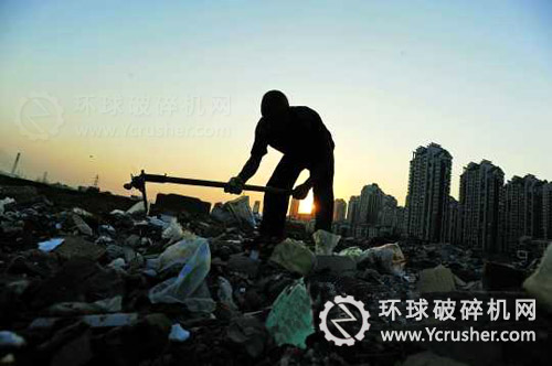 一建筑拆遷殘土清倒點內(nèi)的拾荒者。