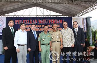 合肥水泥研究副院長與建材副經(jīng)理等人合影