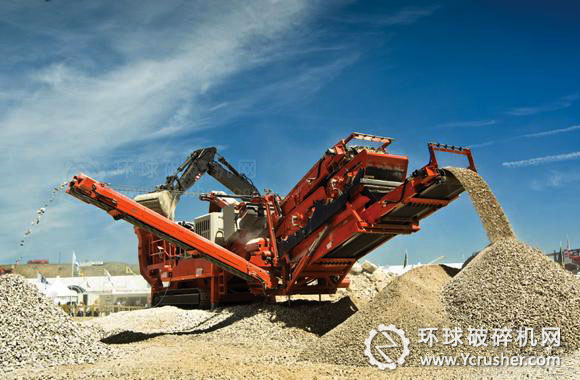 正在生產(chǎn)砂石骨料的移動(dòng)破碎站設(shè)備