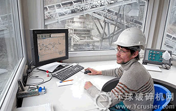 Kaalamo移動式設(shè)備采用美卓Metso DNA自動化系統(tǒng)，Sergey Horyy 從自動化控制室內(nèi)可清晰查看整套設(shè)備