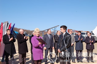 中國的投資人及烏魯普斯克市政方面立法機構(gòu)的代表出席啟動開機儀式