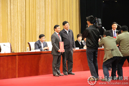 省委常委，合肥市委書(shū)記吳存榮親自給包瑋頒發(fā)杰出貢獻(xiàn)獎(jiǎng)