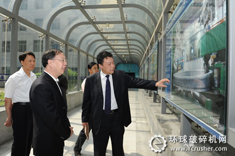 工信部蘇波部長在謝東鋼董事長的陪同下參觀研究院