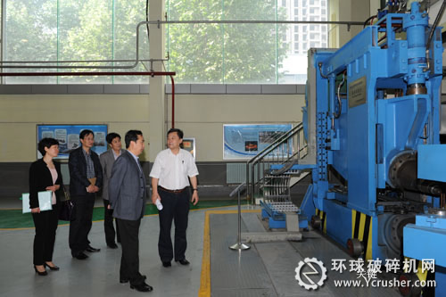 李明遠書記在謝東鋼董事長和張江安書記的陪同下參觀研究院