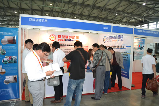 客戶認(rèn)真閱讀環(huán)球破碎機(jī)網(wǎng)樣本資料