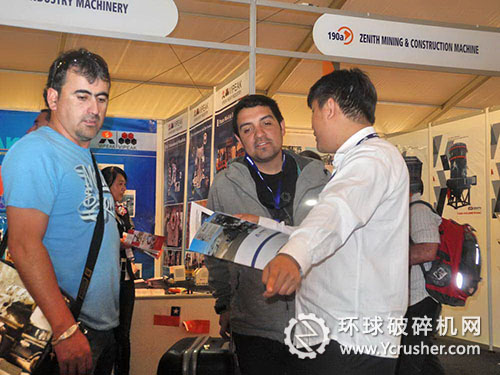 沈陽(yáng)順達(dá)重礦工作人員與客戶介紹產(chǎn)品