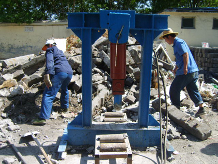 山東能源新礦集團翟鎮(zhèn)礦東泰編織廠自制破碎機