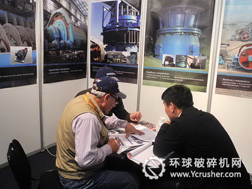 沈陽(yáng)順達(dá)重礦工作人員與客戶交談