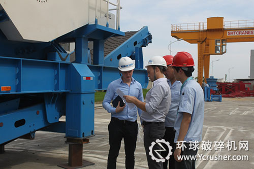 俄羅斯客戶在山美外貿部長的陪同下檢查采購的兩臺PP系列輪胎移動式破碎站