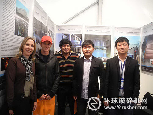 沈陽(yáng)順達(dá)重礦工作人員與參展客戶合影