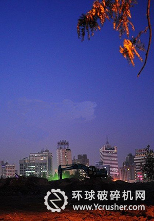 建筑垃圾已經(jīng)被清運(yùn)一空，現(xiàn)場(chǎng)正在進(jìn)行掃尾