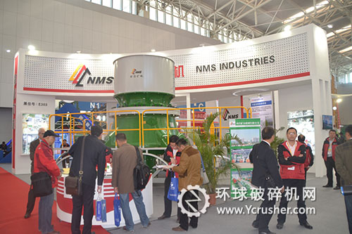 南昌礦山機(jī)械有限公司展臺(tái)前參觀的客戶絡(luò)繹不絕