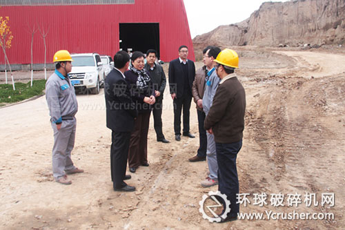 平?jīng)鍪姓笔虚L(zhǎng)楊軍到項(xiàng)目現(xiàn)場(chǎng)調(diào)研