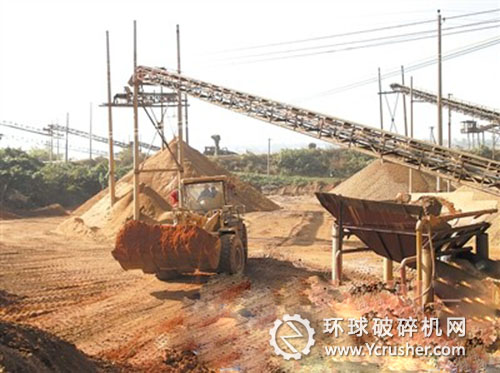 違規(guī)洗砂場(chǎng)內(nèi),一臺(tái)裝載機(jī)正在作業(yè)