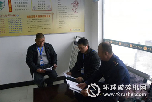 工商所執法人員在進行現場調解