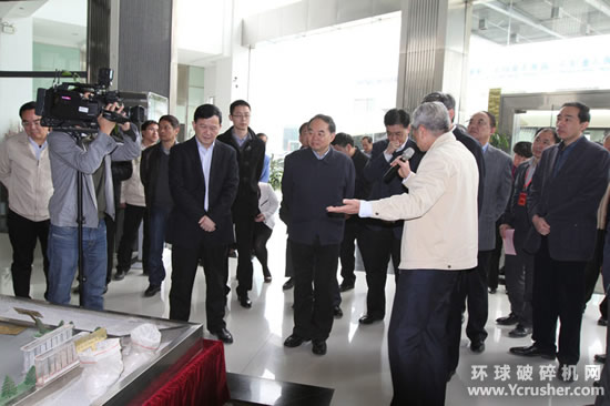 中國工程院院長周濟(jì)一行赴南方路機(jī)參觀考察