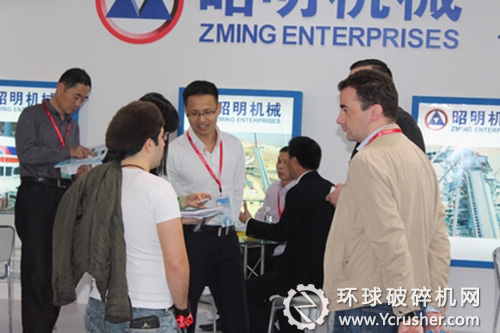 昭明機(jī)械公司技術(shù)人員為客戶答疑解惑