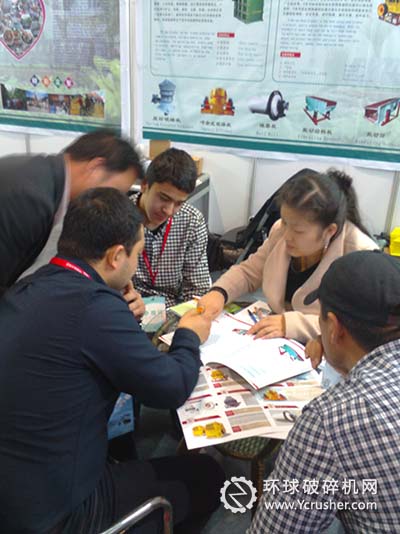 磊蒙集團(tuán)與外國(guó)客商進(jìn)行研討