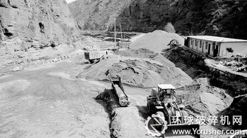 阿干河道內(nèi)的采砂場將河道占據(jù)大半　大型采掘設備停放在河道中