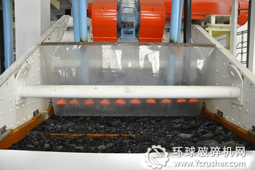 圖為煤泥脫水篩正在選煤調(diào)試