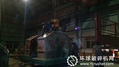 江礦機(jī)械發(fā)往株洲客戶制砂機(jī)正在裝貨