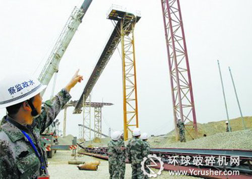 榜山鎮(zhèn)拆除九龍江邊的堆砂場。