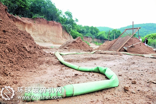 庫水被引去洗砂，洗砂后的污泥則被排入水庫