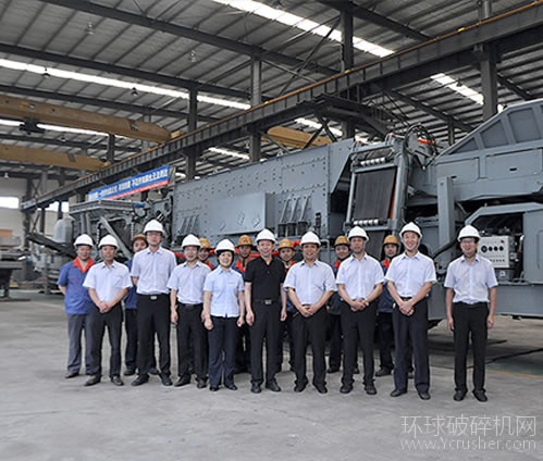 世界最大的履帶移動篩分站在鄭州市上街區(qū)試機(jī)發(fā)貨