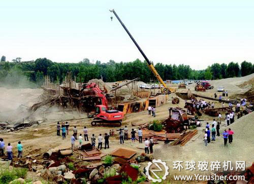 昨日， 長(zhǎng)安區(qū)出動(dòng)380人聯(lián)合對(duì)庫(kù)裕河道內(nèi)的采砂場(chǎng)進(jìn)行取締。