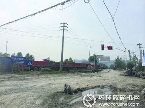 礦企附近的道路損壞嚴重。