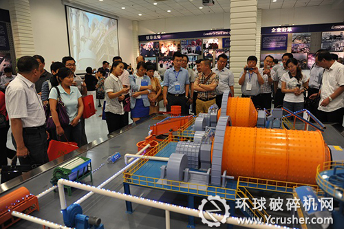 與會代表參觀北方重工展覽室  