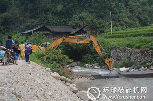 圖為拆除崀山鎮(zhèn)坪地村第二處攔砂河壩現(xiàn)場