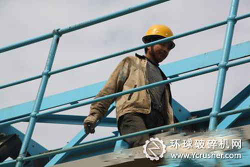 施工人員通過(guò)輸送帶行人通道進(jìn)行高空作業(yè)。