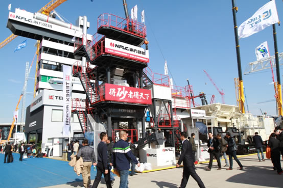 南方路機(jī)寶馬展現(xiàn)場(chǎng)簽約4套履帶式移動(dòng)破碎設(shè)備